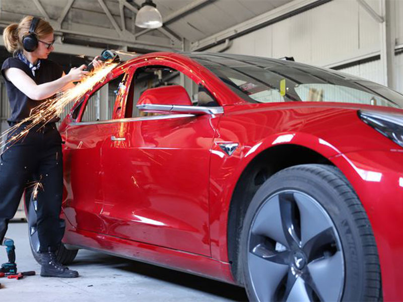 فيديو يحبس الأنفاس... فتاة تصنع أول تسلا بيك-أب في العالم بنفسها